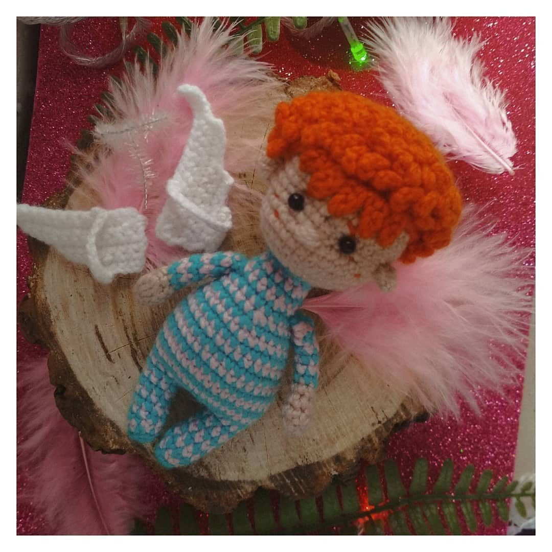 Бесплатное описание вязания ангелочка крючком с рыжими волосами и голубым комбинезоном