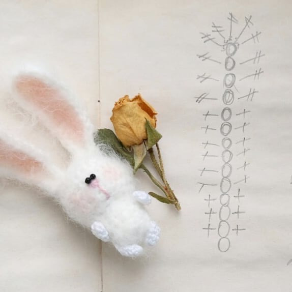 Бесплатное описание вязания кролика зайки с пушистыми ушками и шарфиком