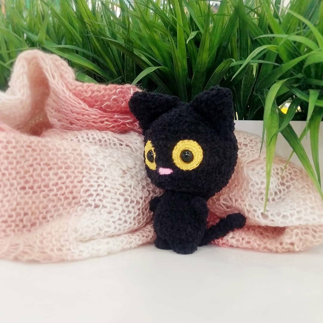 Бесплатное описание вязания крючком черного котёнка с желтыми глазами