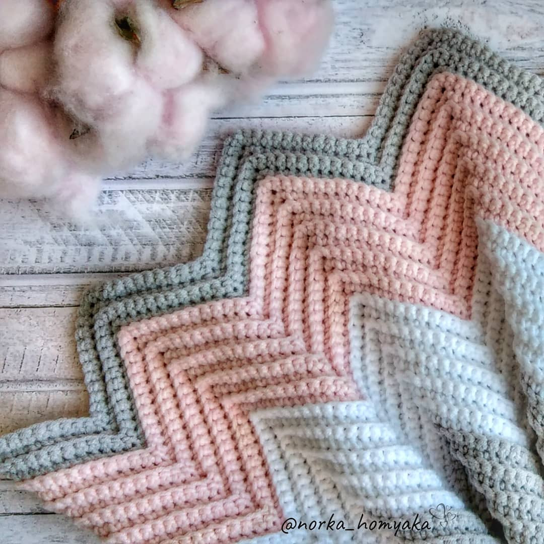 Бесплатное описание вязания крючком плед с зигзагообразным узором в пастельных тонах