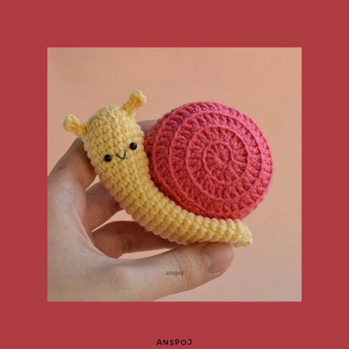 Бесплатное описание вязания улитки Сьюзи с розовой раковиной и желтым телом