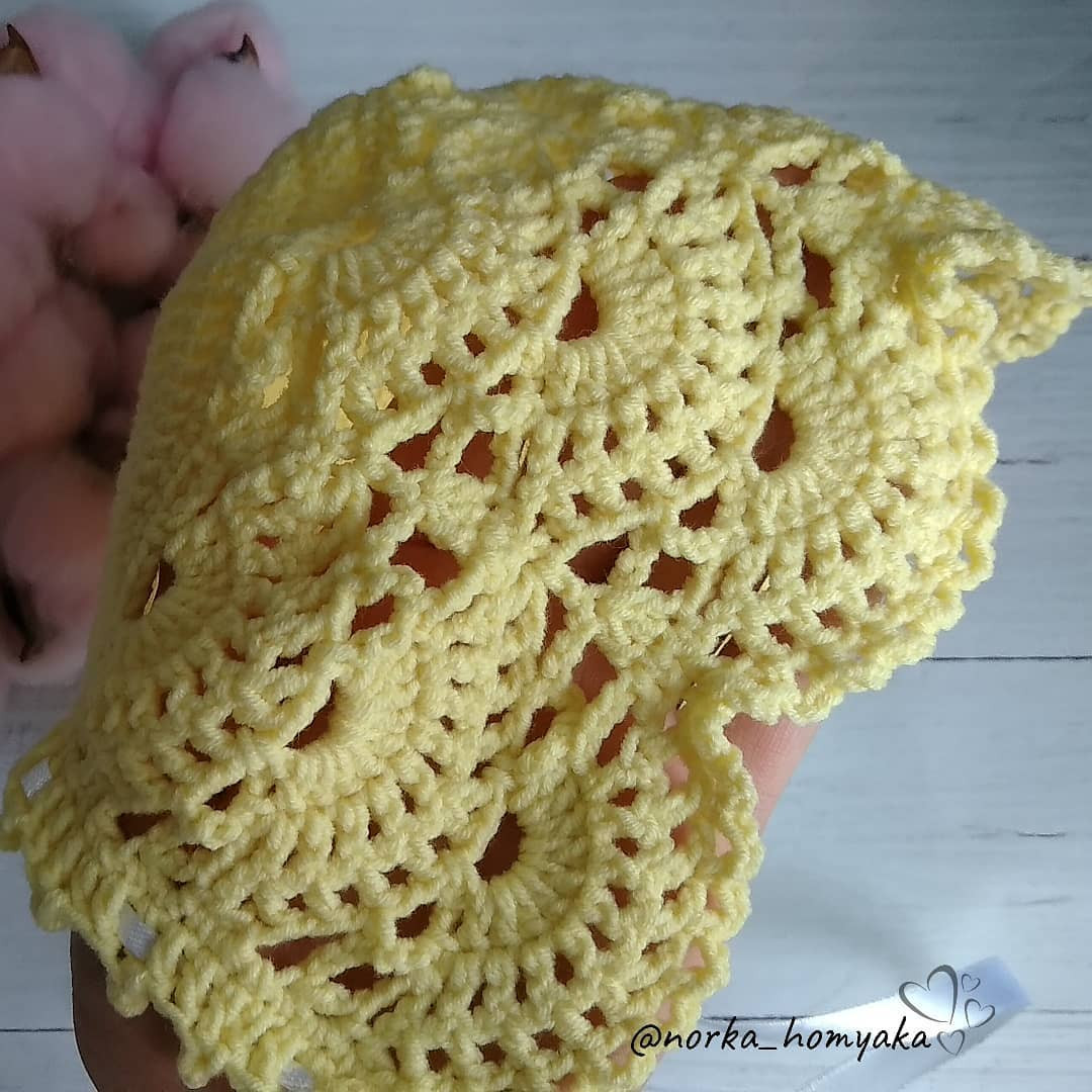 Бесплатное описание вязания желтого ажурного чепчика для новорожденного с схемой