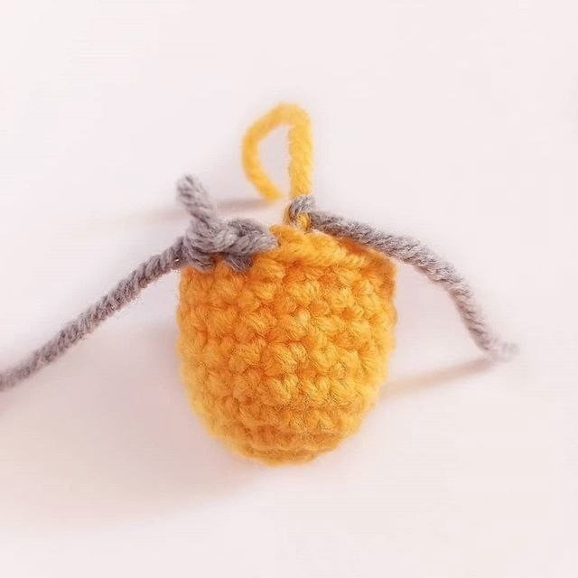 Бесплатное описание: вязаный крючком брелок карандаш