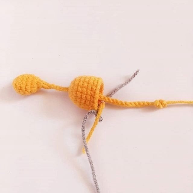 Бесплатное описание: вязаный крючком брелок карандаш