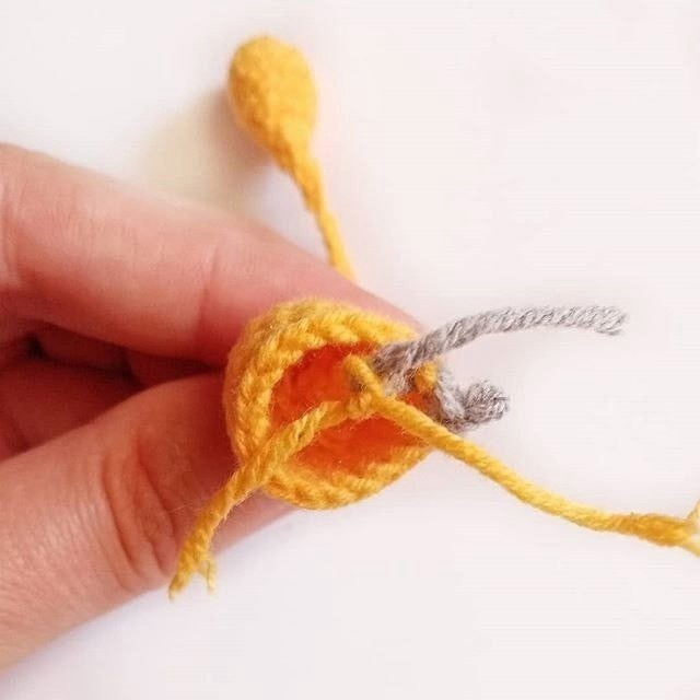 Бесплатное описание: вязаный крючком брелок карандаш