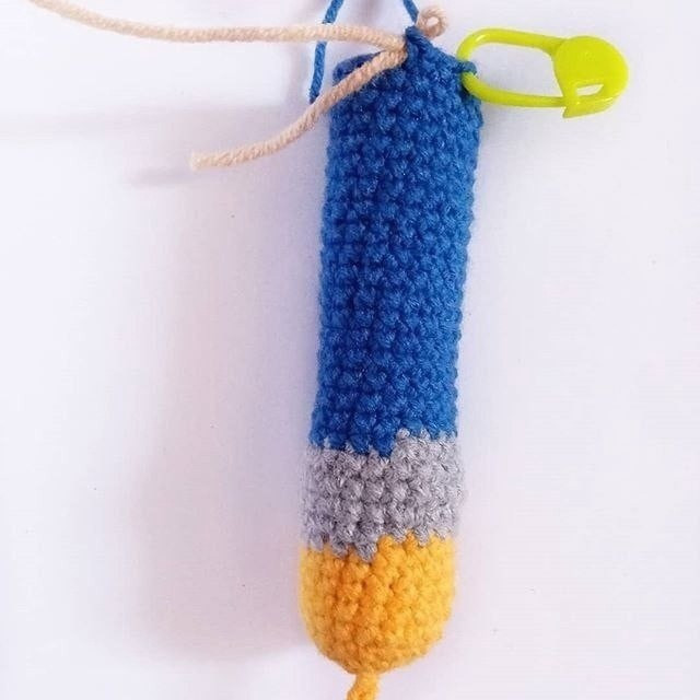 Бесплатное описание: вязаный крючком брелок карандаш