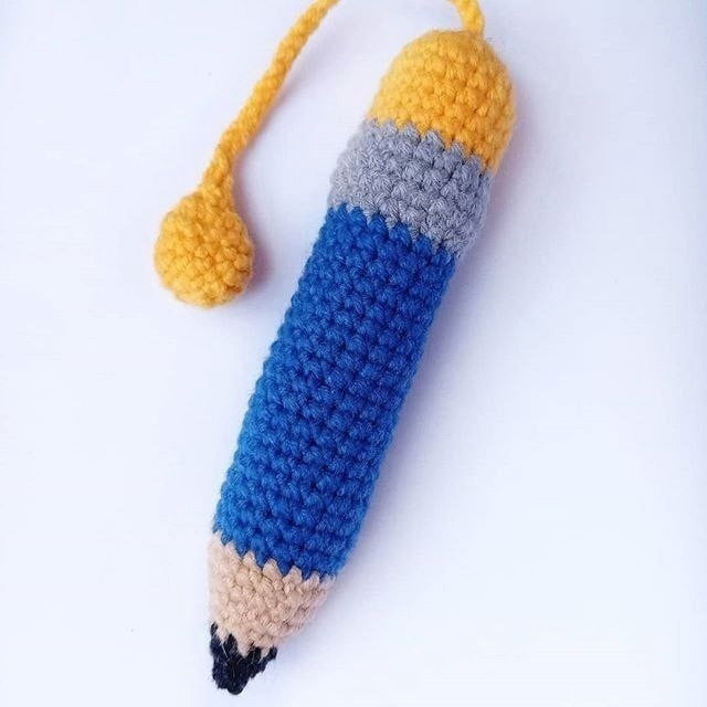 Бесплатное описание: вязаный крючком брелок карандаш