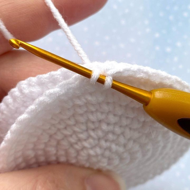 Бесплатный мастер-класс по вязанию крючком елочных игрушек: зайчик, котик и собачка амигуруми