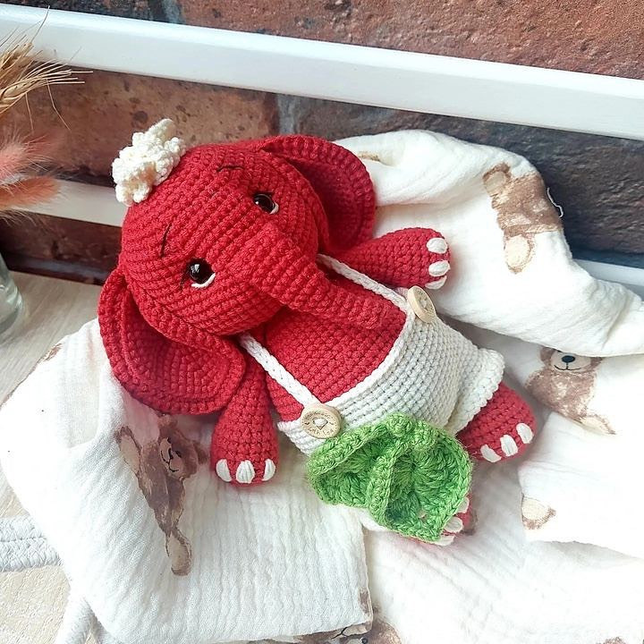 Бесплатный мастер-класс по вязанию крючком красного слоника в комбинезоне