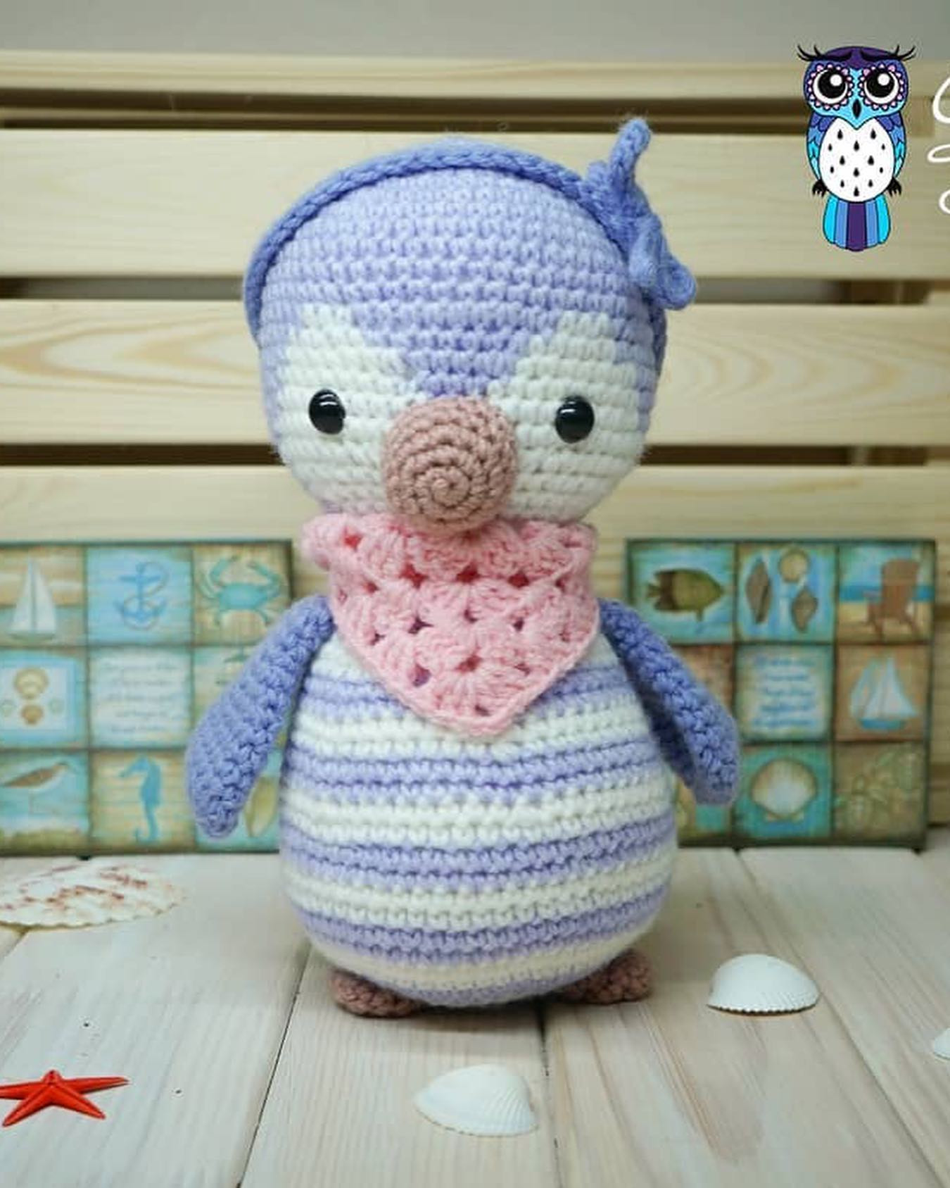 Бесплатный МК по вязанию амигуруми пингвина в фиолетовом цвете с розовым платком