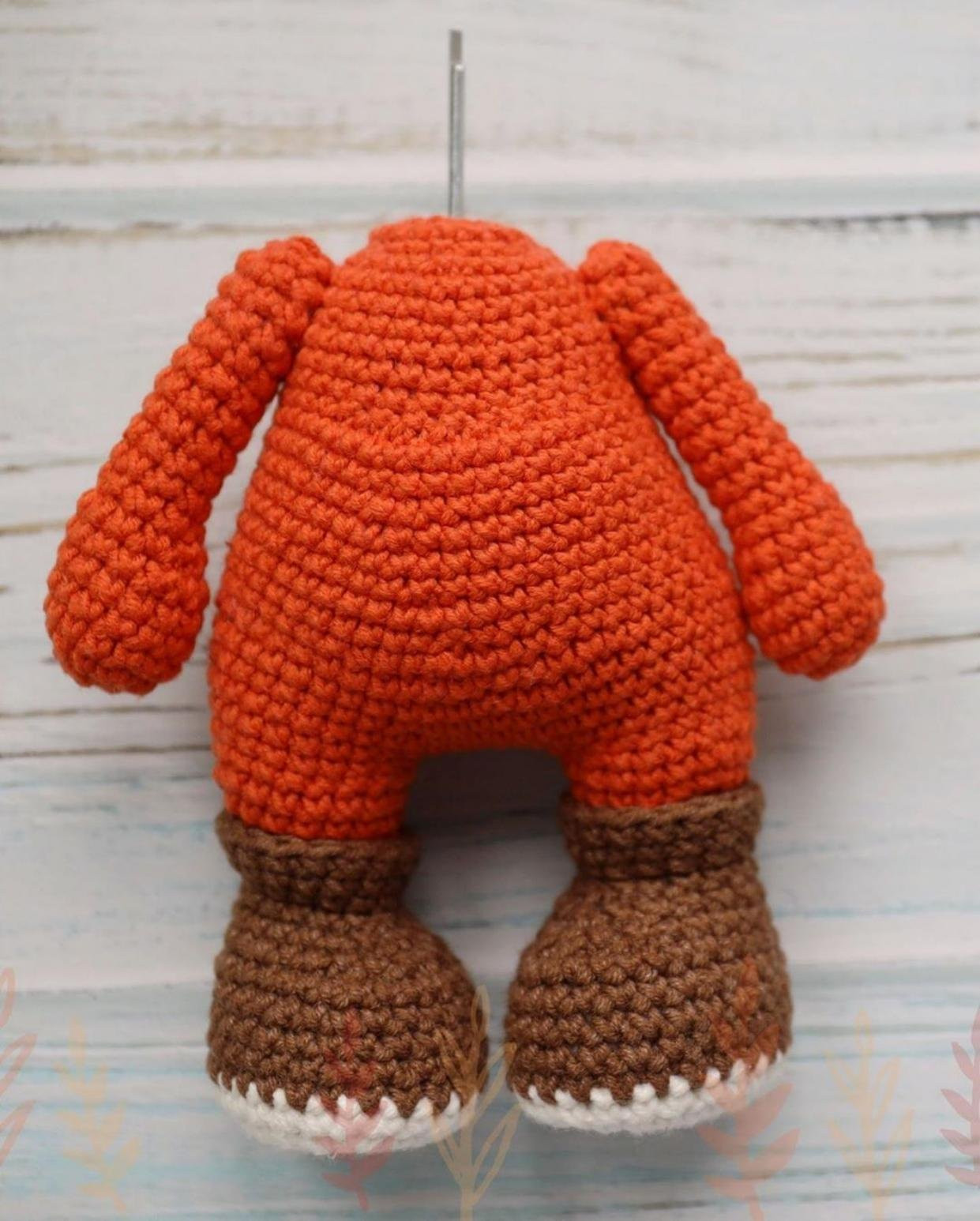 Бесплатный онлайн-схема амигуруми Тыковкин: оранжевый бамбук с зеленым шарфиком