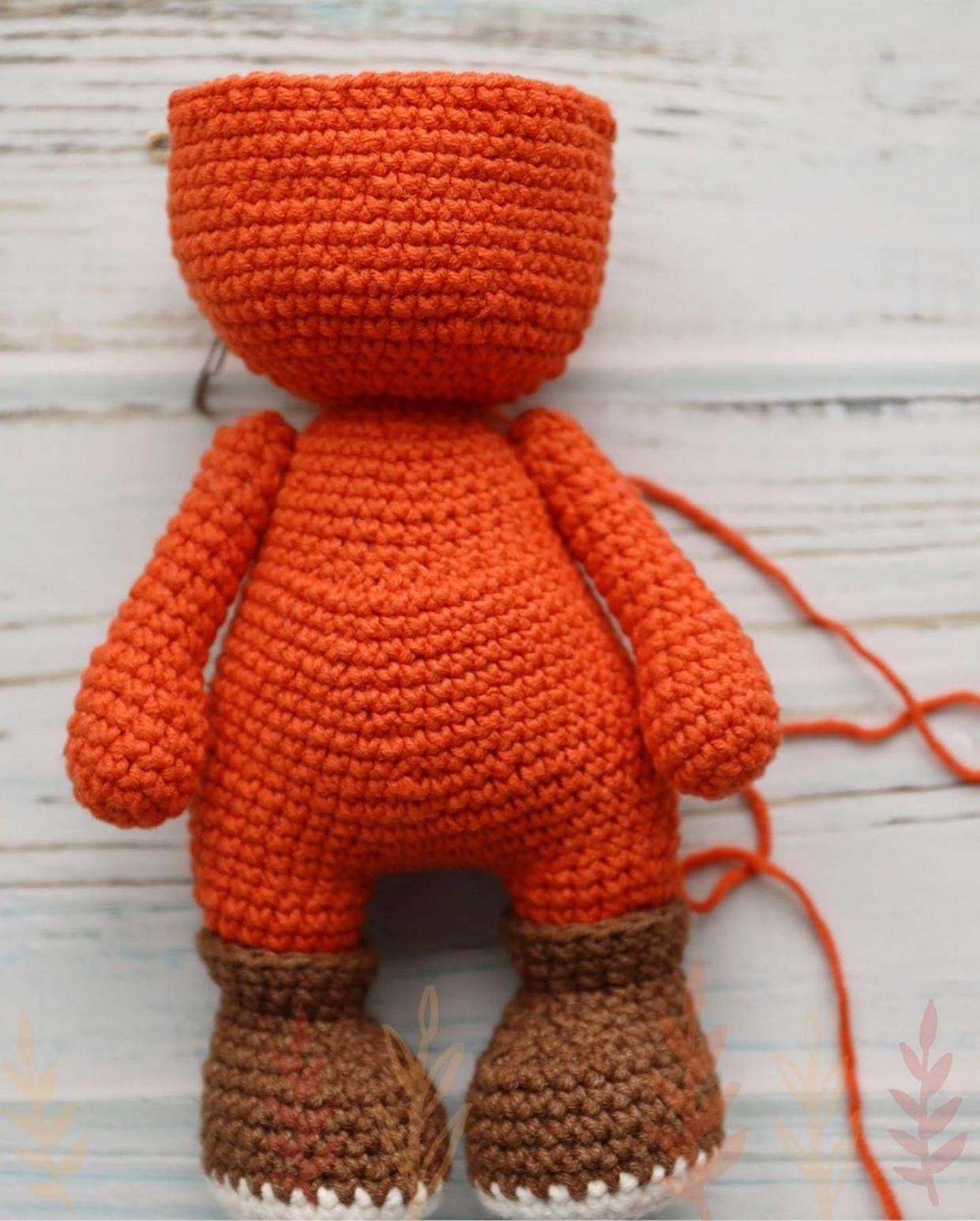 Бесплатный онлайн-схема амигуруми Тыковкин: оранжевый бамбук с зеленым шарфиком