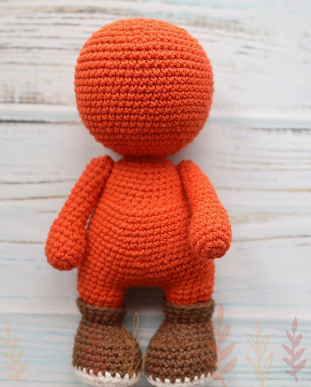 Бесплатный онлайн-схема амигуруми Тыковкин: оранжевый бамбук с зеленым шарфиком