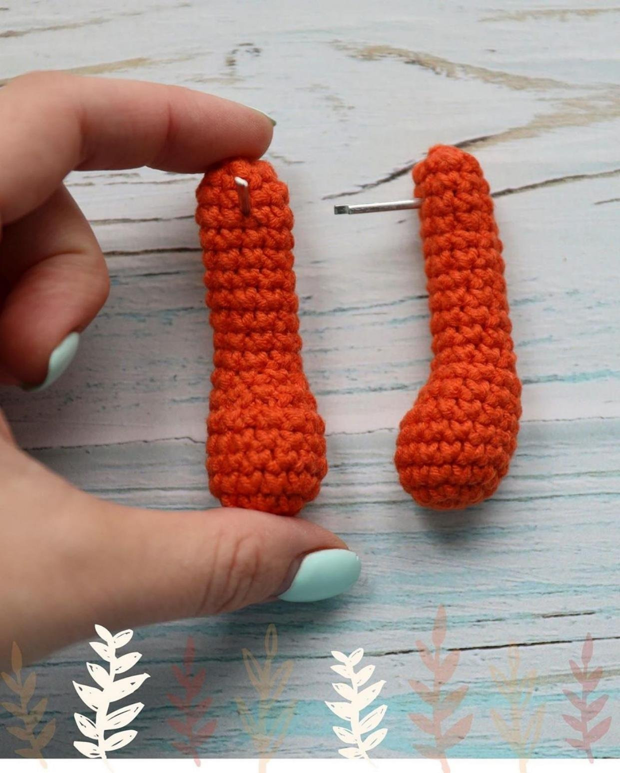 Бесплатный онлайн-схема амигуруми Тыковкин: оранжевый бамбук с зеленым шарфиком