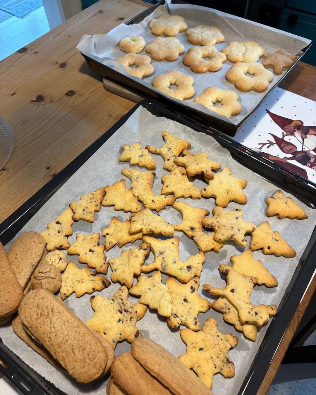 Biscotti natalizi di pasta frolla unico impasto con arancia, limone e cannella