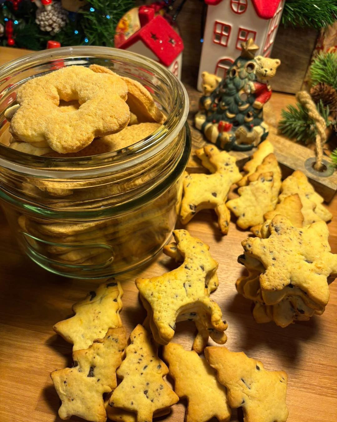 Biscotti natalizi di pasta frolla unico impasto con arancia, limone e cannella