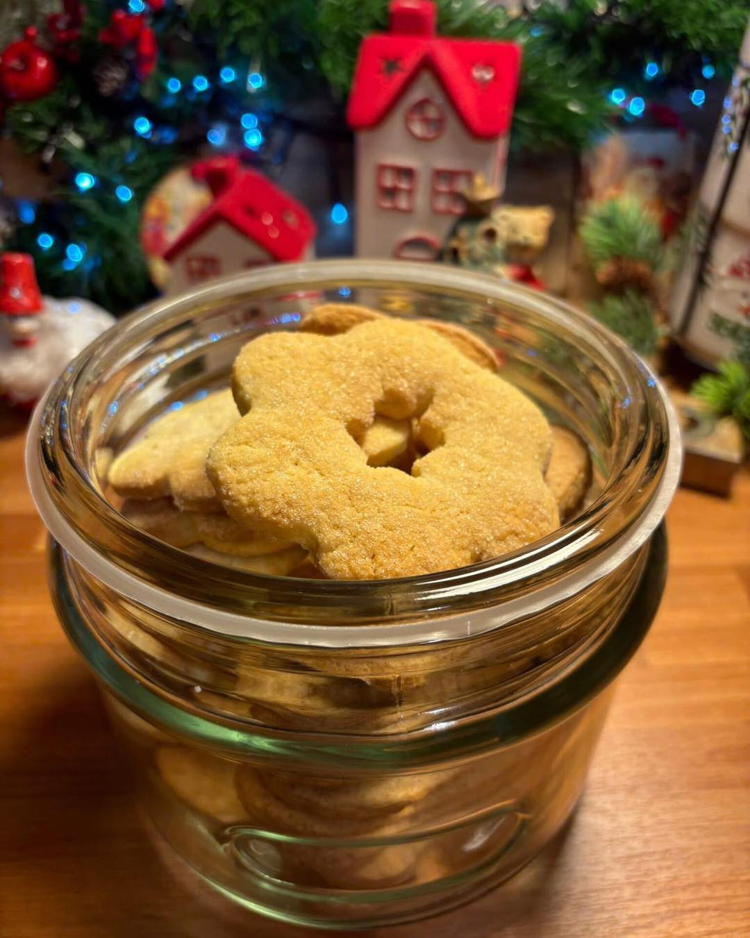 Biscotti natalizi di pasta frolla unico impasto con arancia, limone e cannella