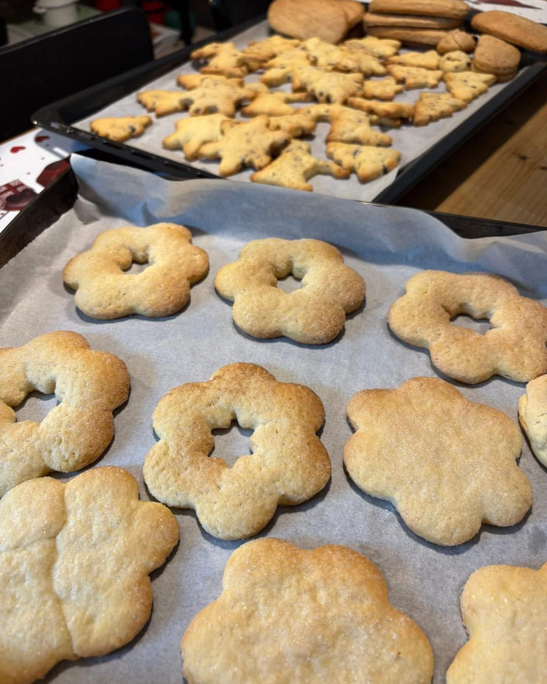 Biscotti natalizi di pasta frolla unico impasto con arancia, limone e cannella