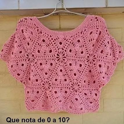 Blusa de crochê delicada com motivos florais e chart