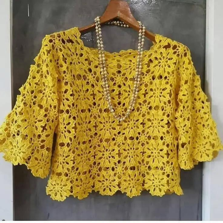 Blusa de crochê delicada com motivos florais e chart