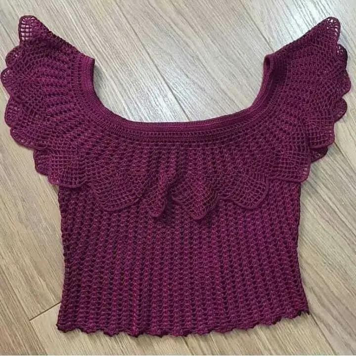 Blusa de crochê delicada com motivos florais e chart