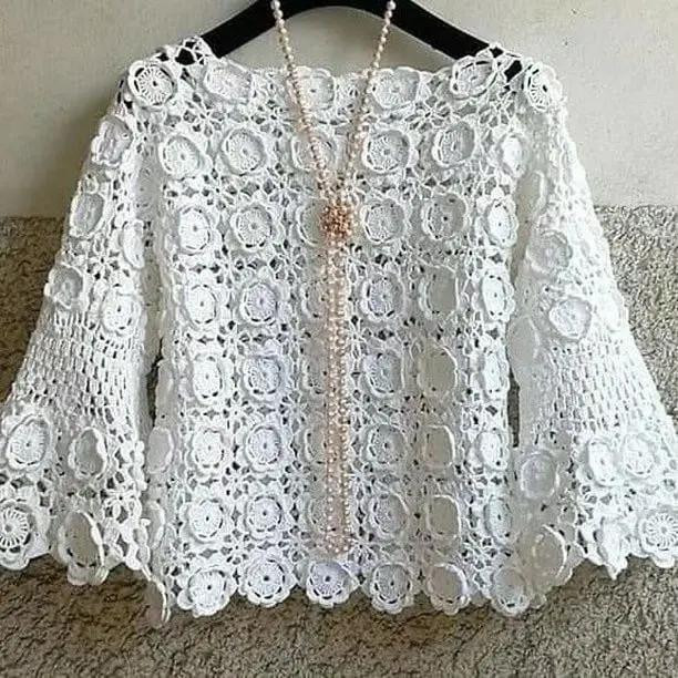 Blusa de crochê delicada com motivos florais e chart