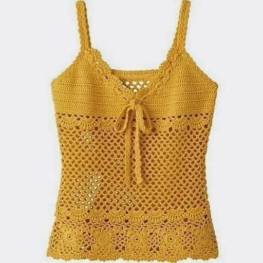 Blusa de crochê delicada com motivos florais e chart