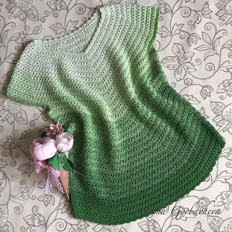 Blusa de crochê delicada com motivos florais e chart