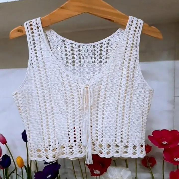 Blusa de crochê delicada com motivos florais e chart