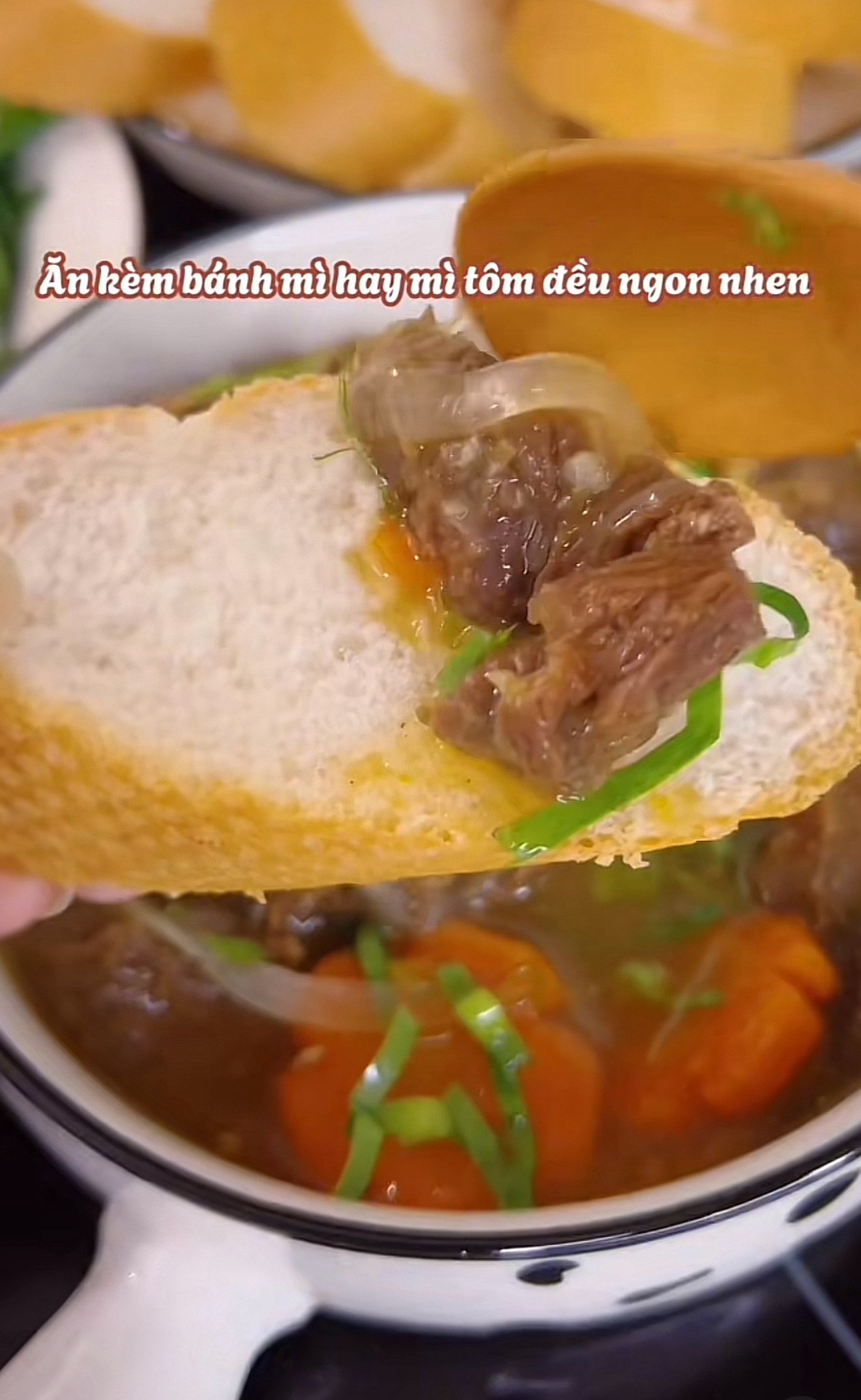 Bò kho bánh mì - Món ăn nóng hổi với thịt bò mềm, cà rốt và hành tây, ăn kèm bánh mì giòn rụm
