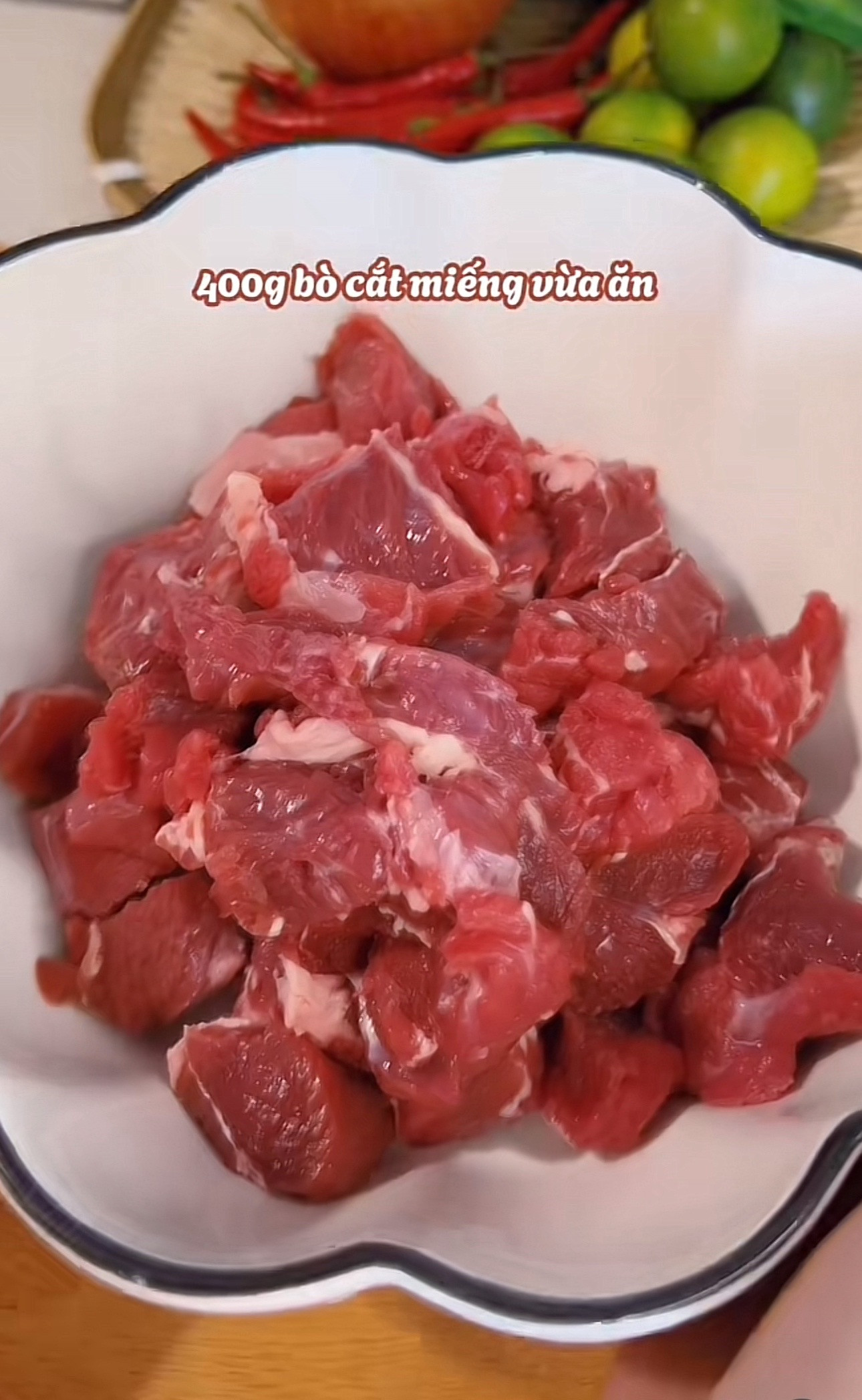 Bò kho bánh mì - Món ăn nóng hổi với thịt bò mềm, cà rốt và hành tây, ăn kèm bánh mì giòn rụm