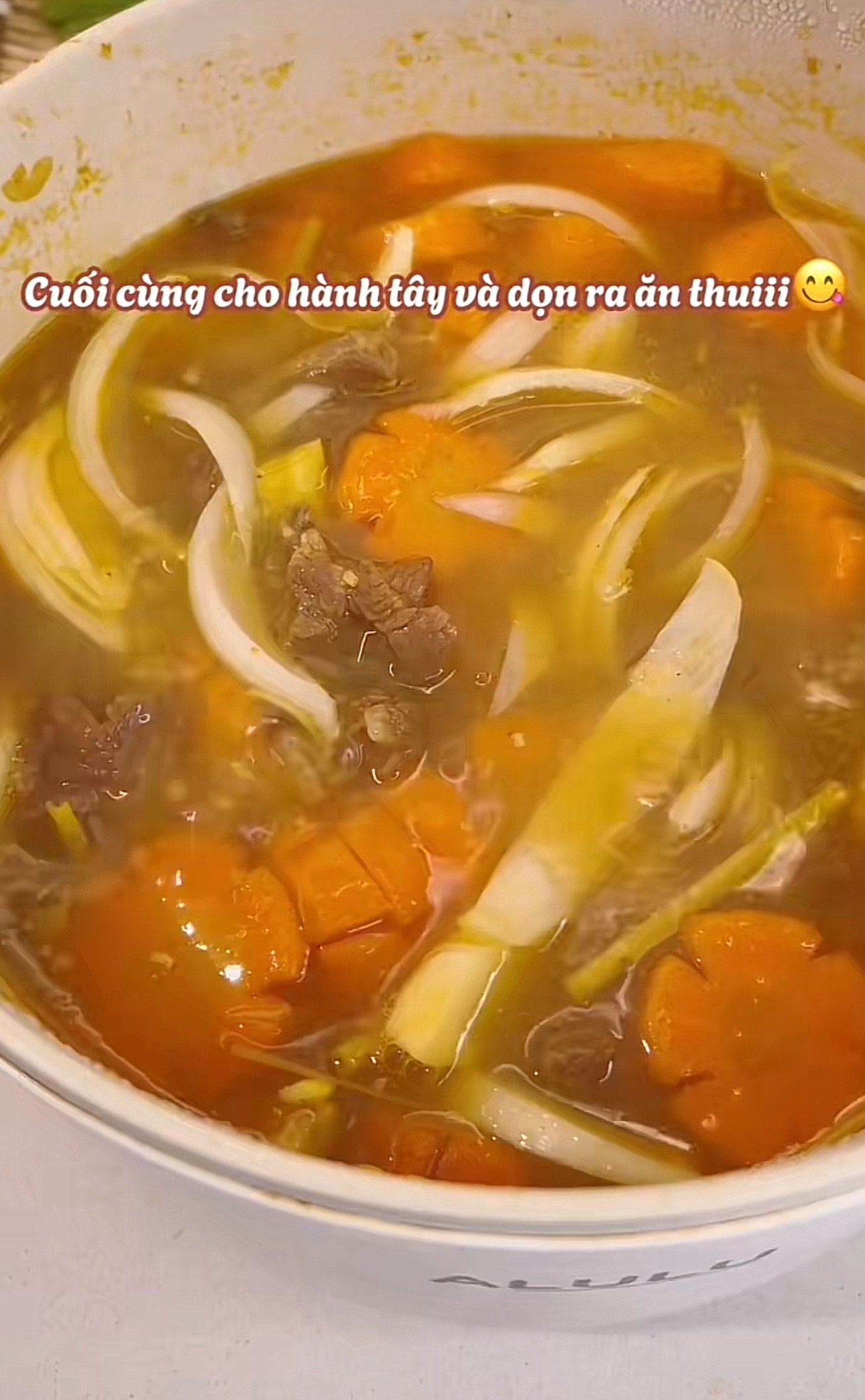 Bò kho bánh mì - Món ăn nóng hổi với thịt bò mềm, cà rốt và hành tây, ăn kèm bánh mì giòn rụm