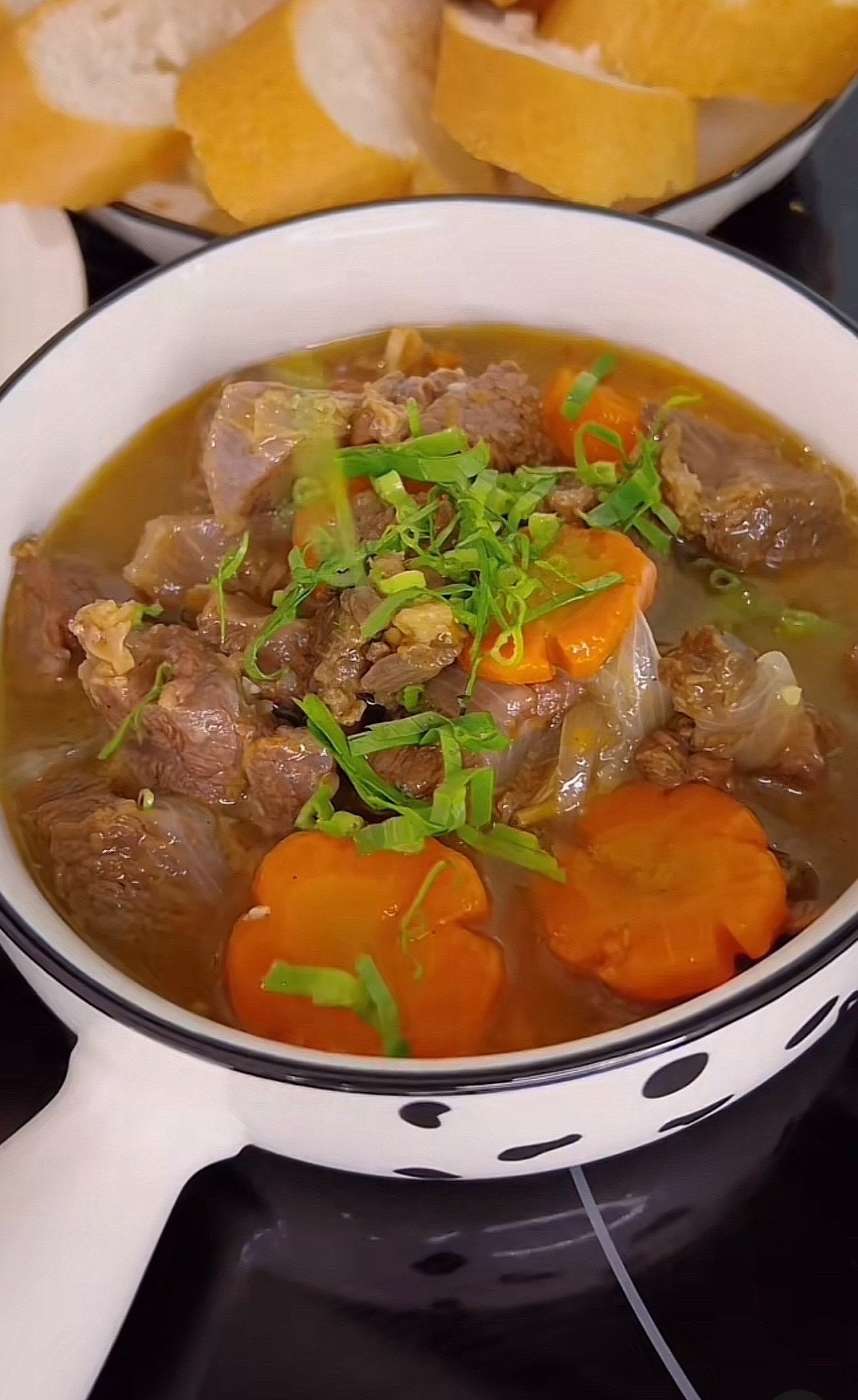 Bò kho bánh mì - Món ăn nóng hổi với thịt bò mềm, cà rốt và hành tây, ăn kèm bánh mì giòn rụm