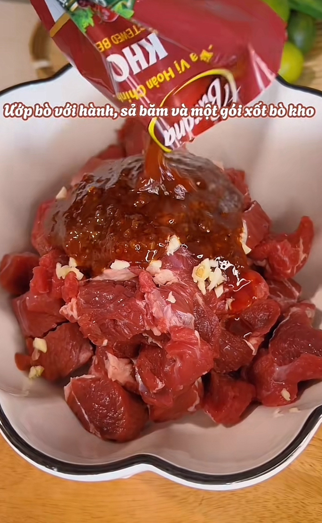 Bò kho bánh mì - Món ăn nóng hổi với thịt bò mềm, cà rốt và hành tây, ăn kèm bánh mì giòn rụm