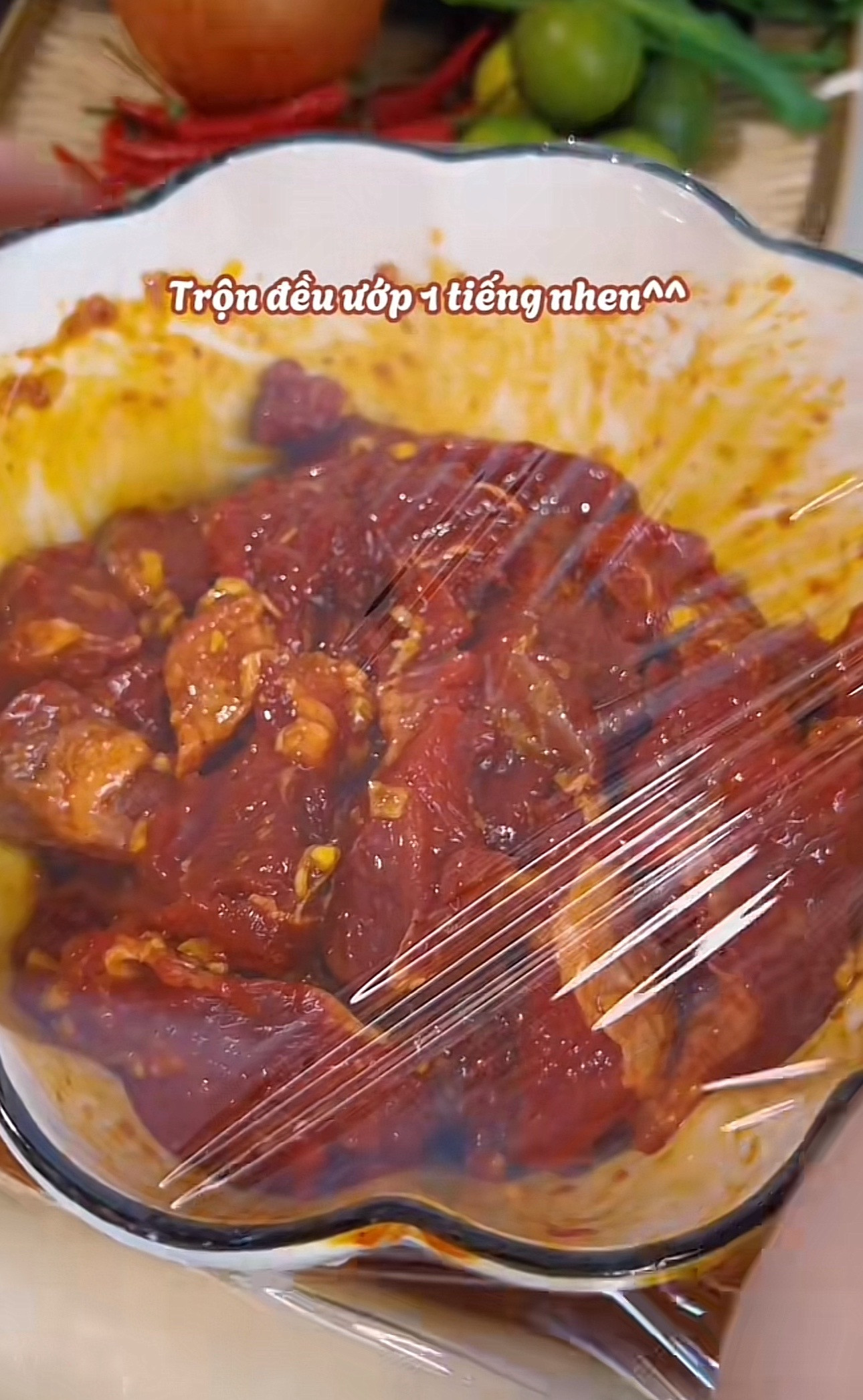 Bò kho bánh mì - Món ăn nóng hổi với thịt bò mềm, cà rốt và hành tây, ăn kèm bánh mì giòn rụm