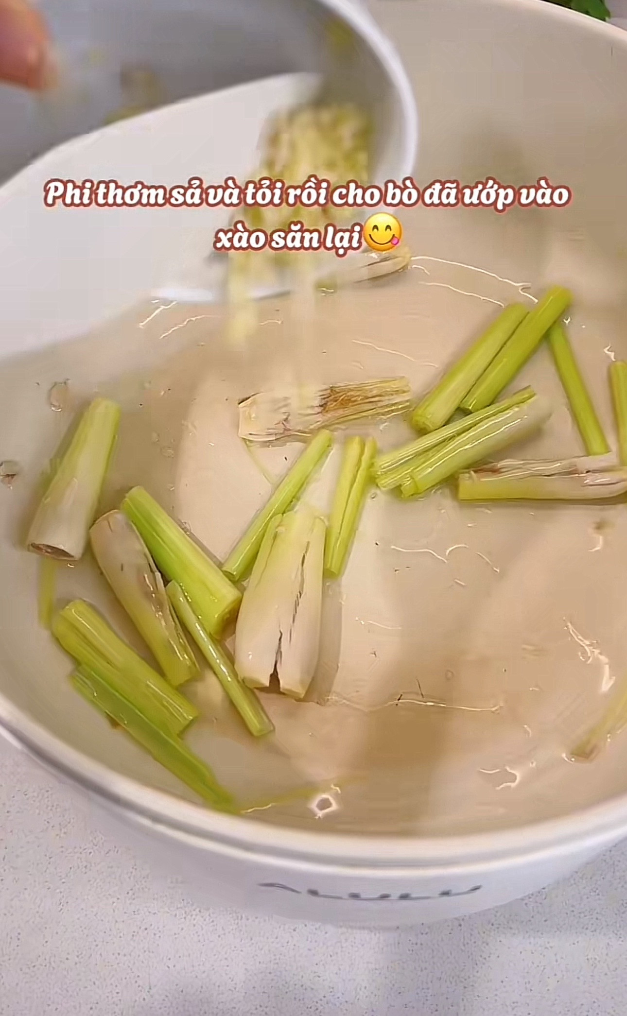 Bò kho bánh mì - Món ăn nóng hổi với thịt bò mềm, cà rốt và hành tây, ăn kèm bánh mì giòn rụm