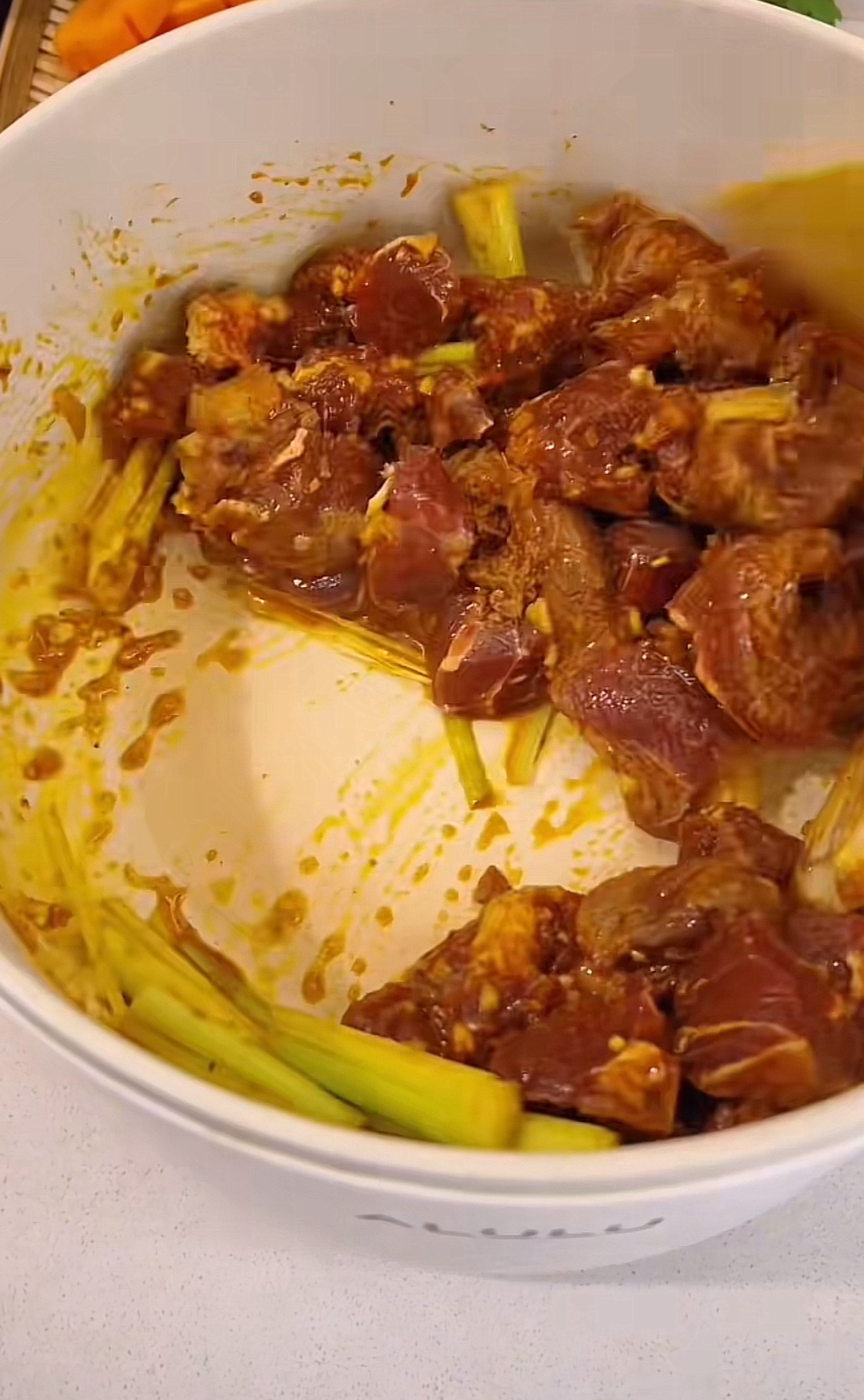 Bò kho bánh mì - Món ăn nóng hổi với thịt bò mềm, cà rốt và hành tây, ăn kèm bánh mì giòn rụm