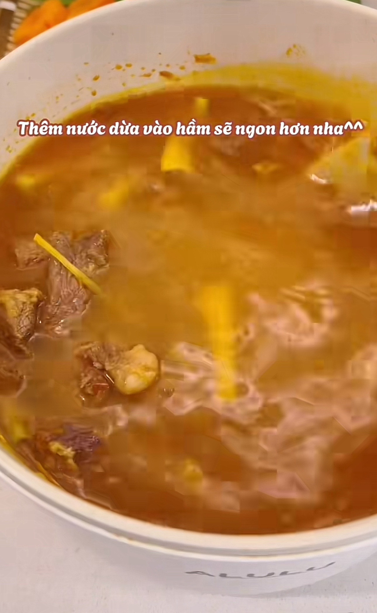 Bò kho bánh mì - Món ăn nóng hổi với thịt bò mềm, cà rốt và hành tây, ăn kèm bánh mì giòn rụm