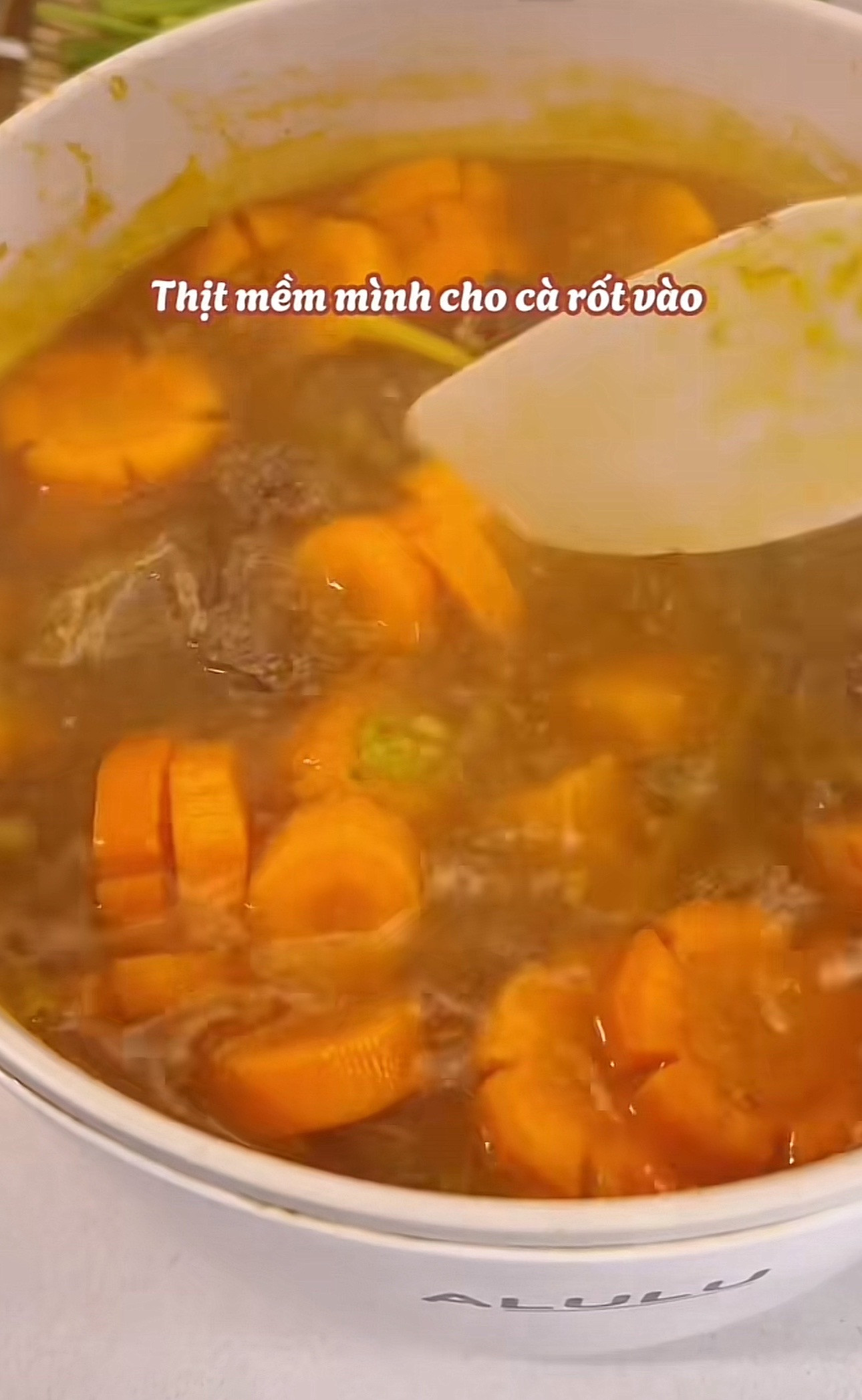 Bò kho bánh mì - Món ăn nóng hổi với thịt bò mềm, cà rốt và hành tây, ăn kèm bánh mì giòn rụm