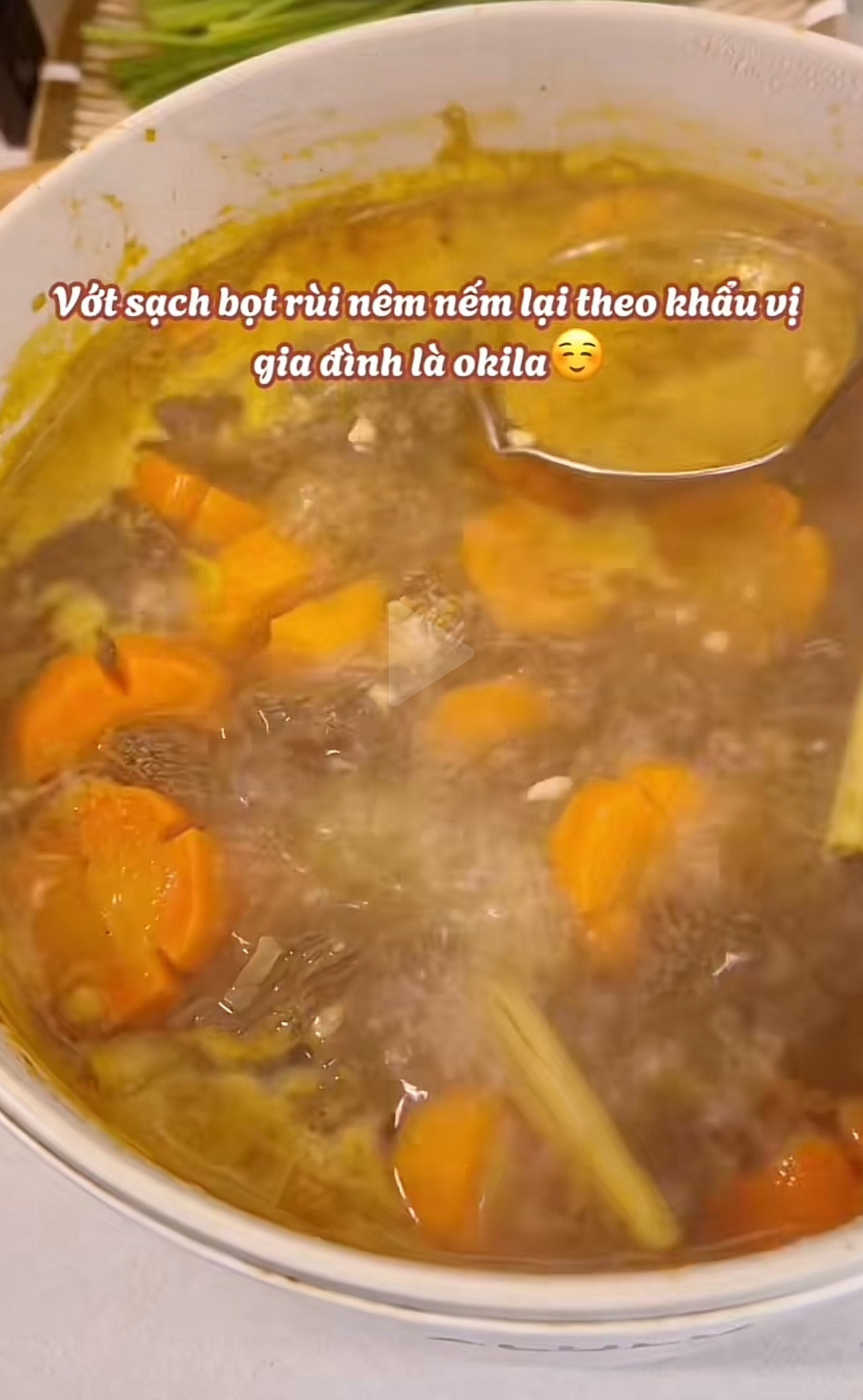 Bò kho bánh mì - Món ăn nóng hổi với thịt bò mềm, cà rốt và hành tây, ăn kèm bánh mì giòn rụm