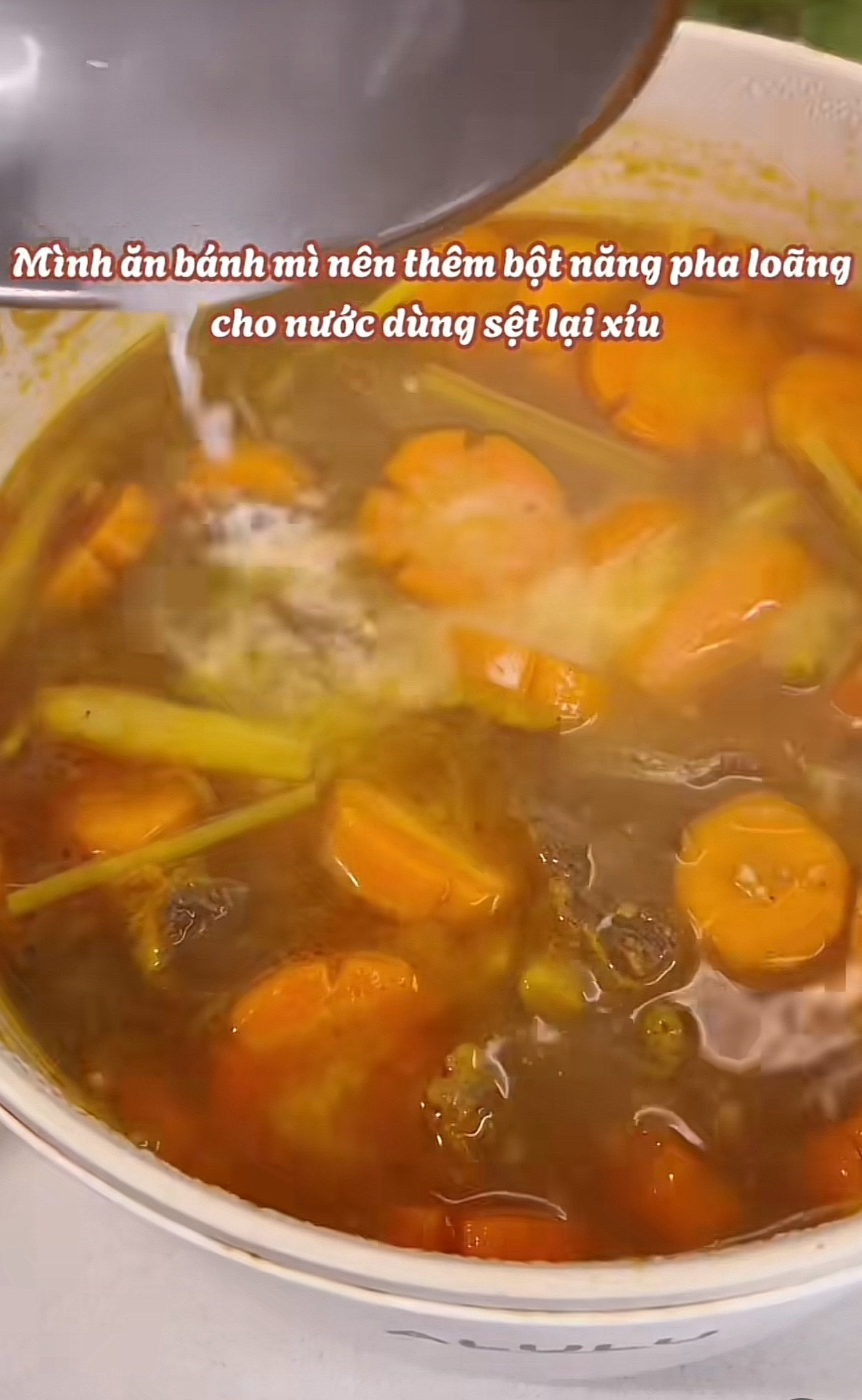 Bò kho bánh mì - Món ăn nóng hổi với thịt bò mềm, cà rốt và hành tây, ăn kèm bánh mì giòn rụm