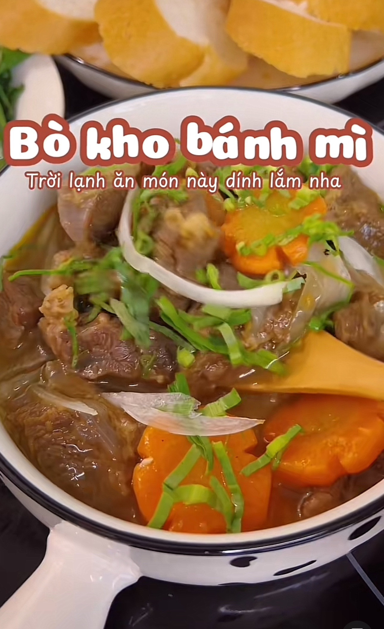 Bò kho bánh mì - Món ăn nóng hổi với thịt bò mềm, cà rốt và hành tây, ăn kèm bánh mì giòn rụm