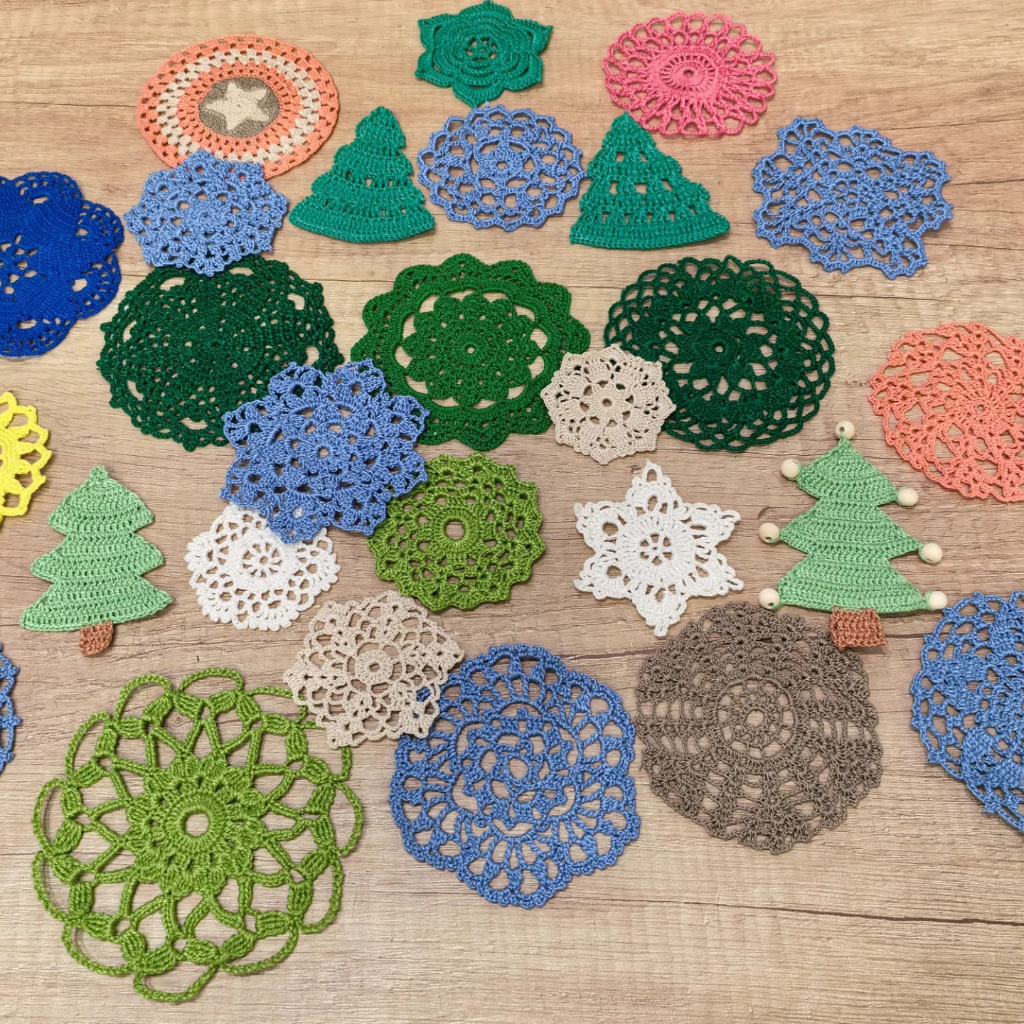 Bộ sưu tập mẫu móc len hoa văn tinh xảo và cây thông Noel đa dạng màu sắc