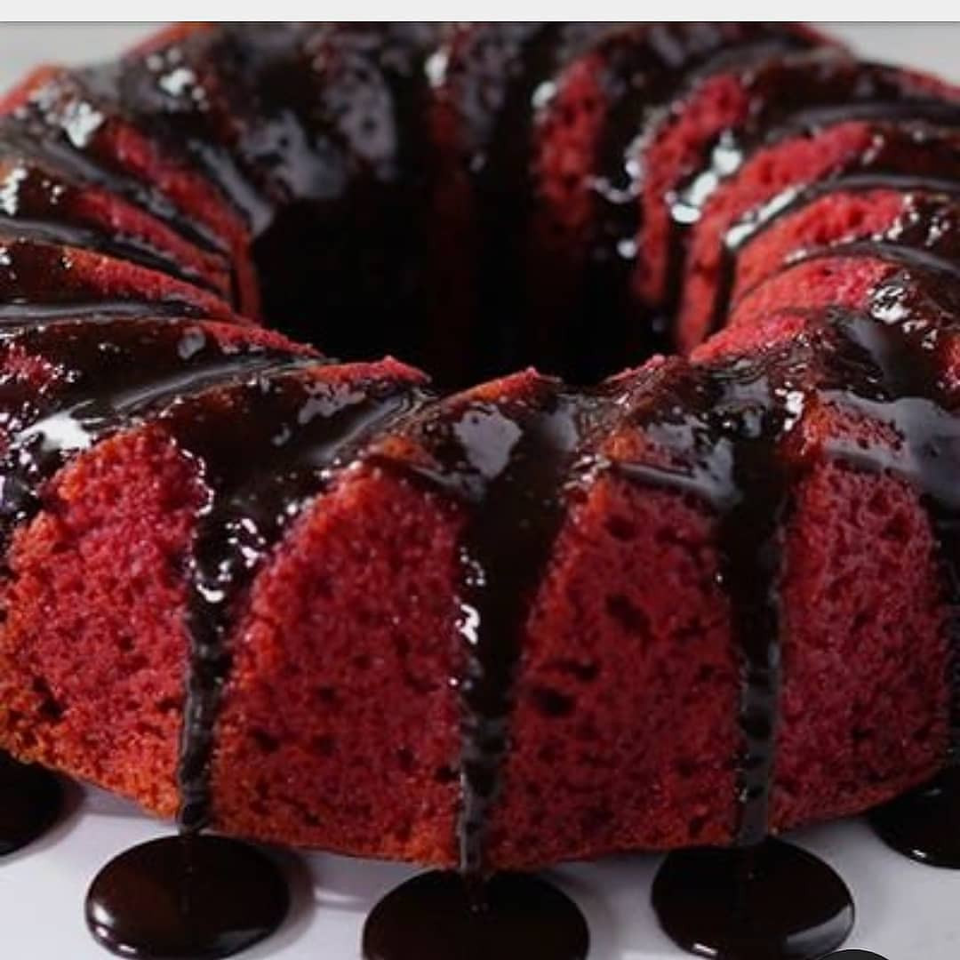 Bolo de Beterraba com Calda de Chocolate - Receita Fácil e Deliciosa