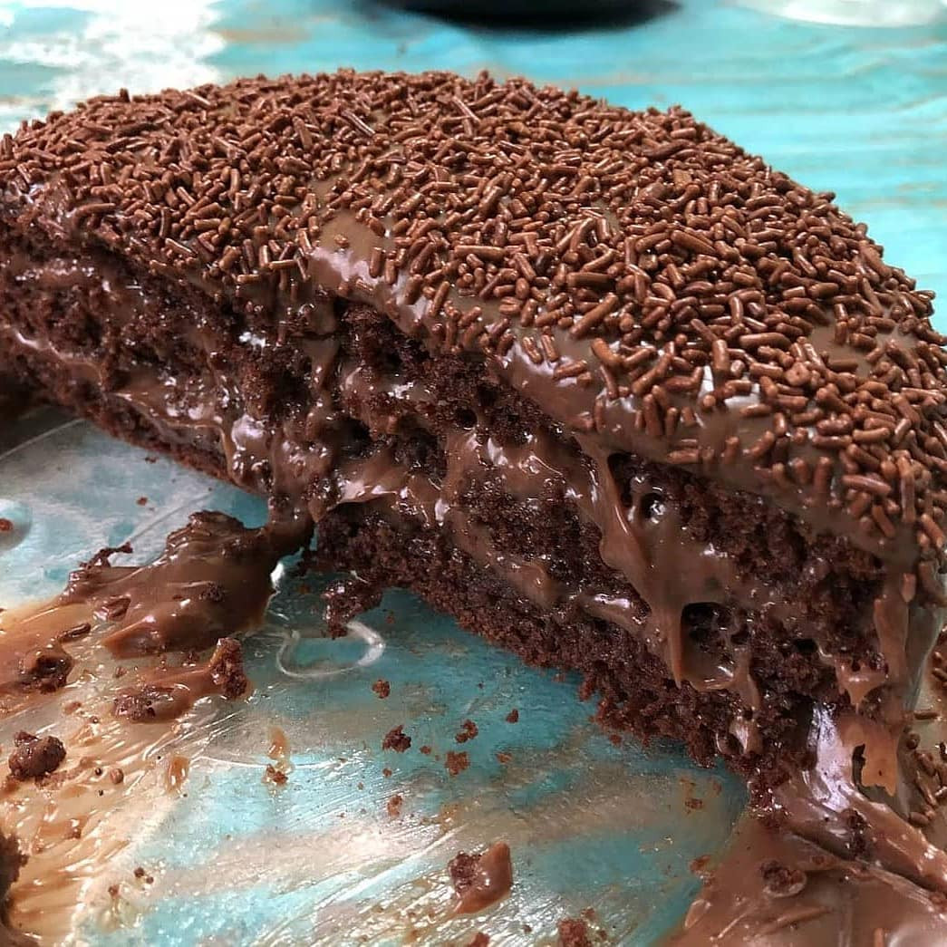Bolo de Brigadeiro Cremoso com Farinha de Aveia e Granulado