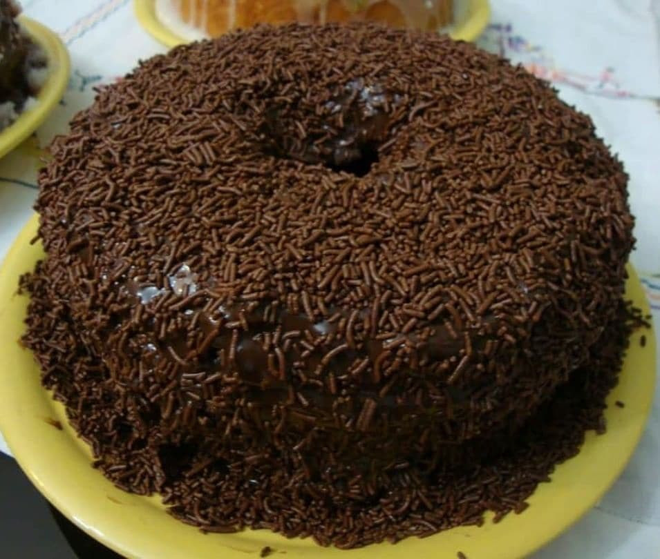 Bolo de Brigadeiro Delicioso com cobertura cremosa e granulado