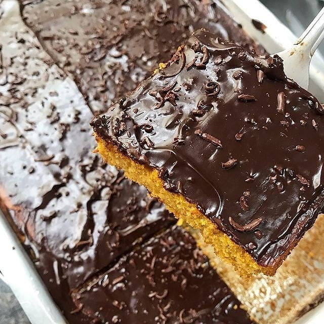 Bolo de cenoura com calda de chocolate: Receita simples, fácil e rápida com cobertura cremosa