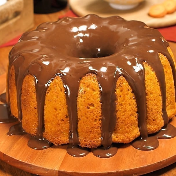 Bolo de cenoura com calda de chocolate