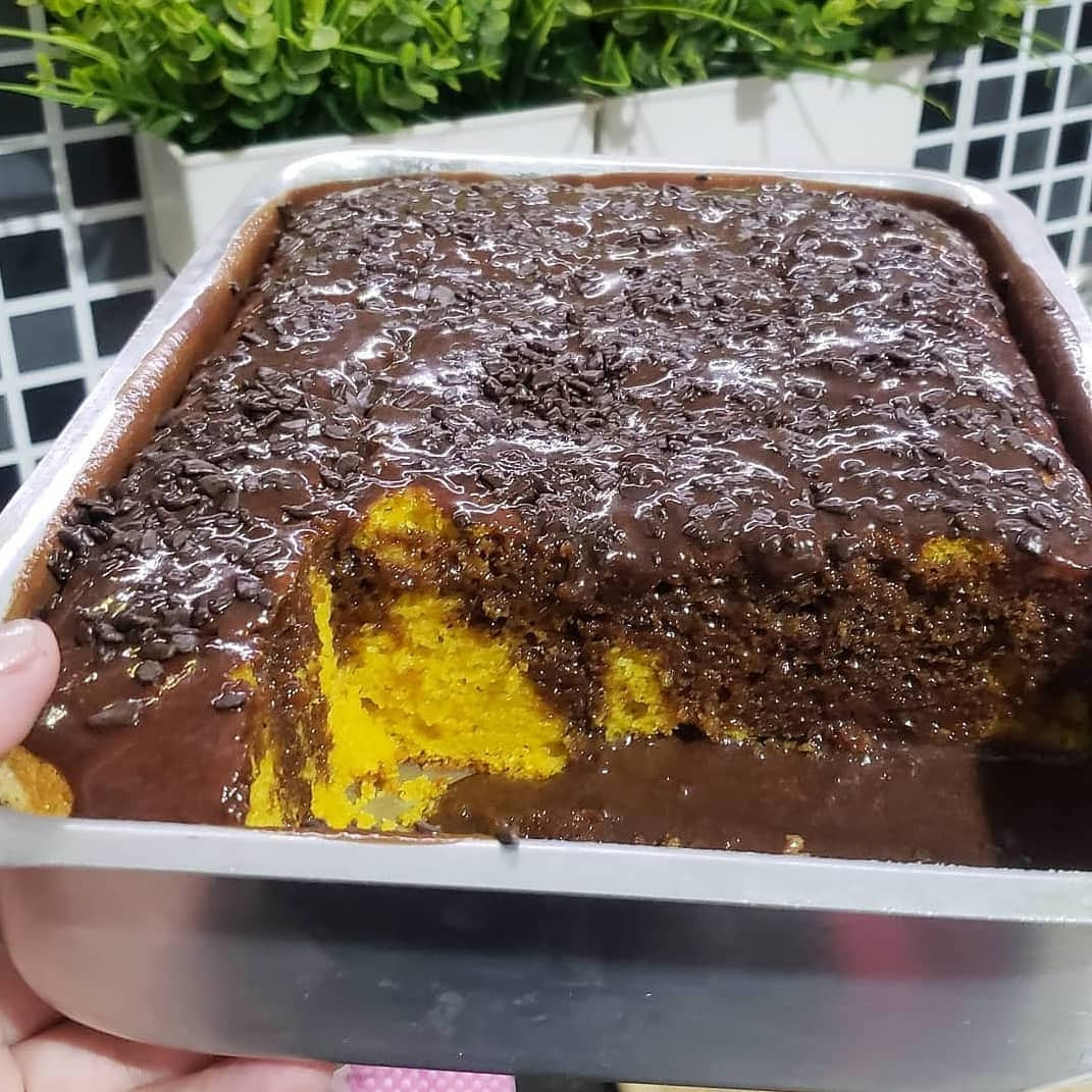Bolo de Cenoura com Cobertura de Brigadeiro Cremoso e Granulado