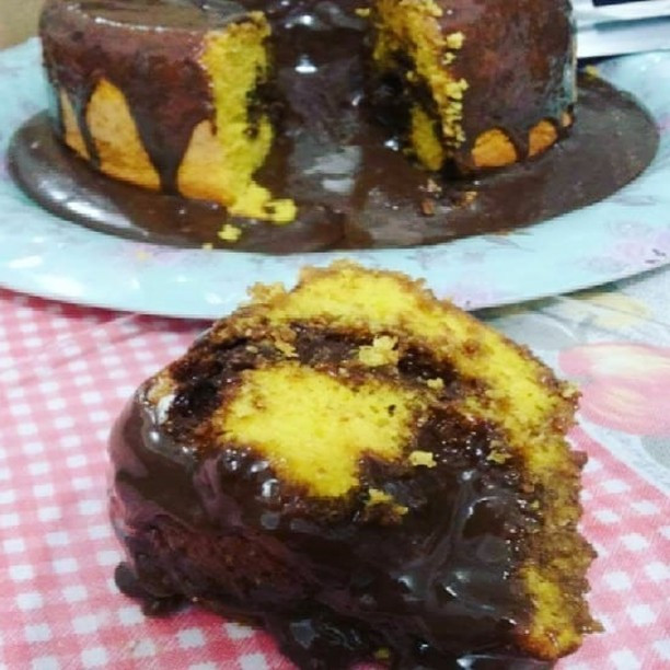 Bolo de cenoura com laranja e chocolate: Receita de bolo fofinho com cobertura cremosa